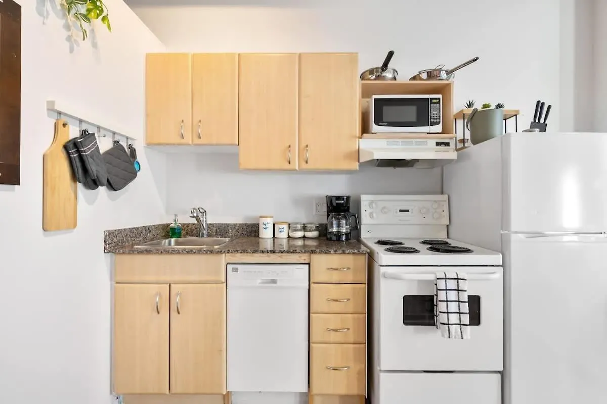 Eminence Sleek Studio City View Edmonton 0*,